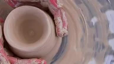 陶瓷转盘捏泥人手工匠人视频的预览图